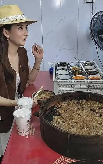方媛回安徽老家探望亲人，未修图身材显矮胖不如路人好看，独自一人吃了八道菜