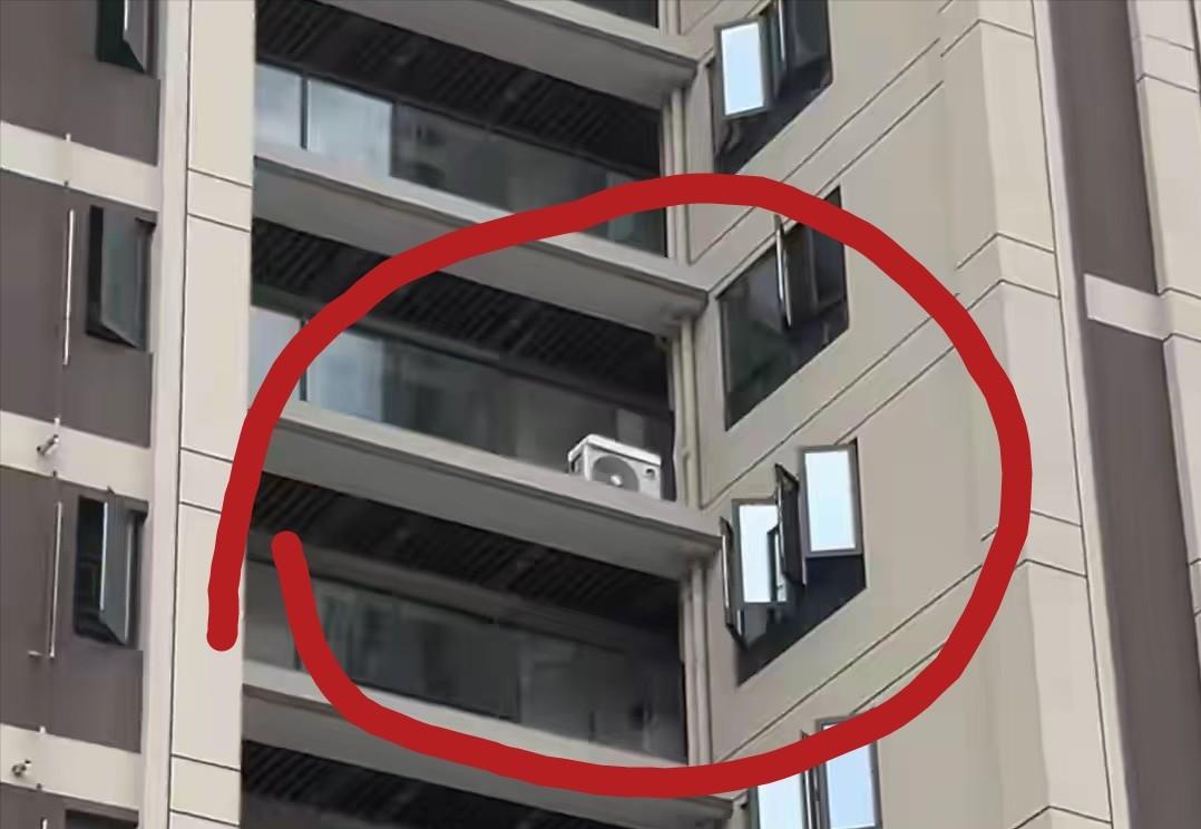 福建福州，一男子下班后回家，突然发现自家的窗户前，竟然多了一台空调外机！仔细一研