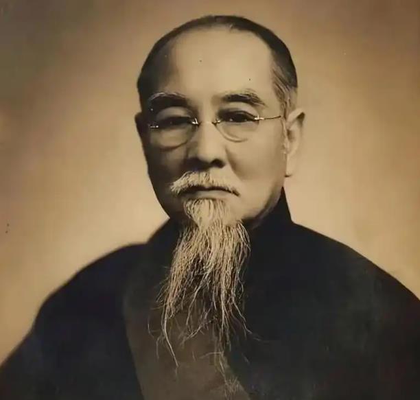 1936年，蒋介石从西安脱险后回到南京。当他踏上飞机走出舷梯时，何应钦急忙走上前