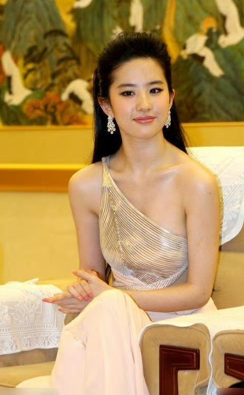 刘亦菲这身斜肩礼服，将温婉与雅致诠释得恰到好处。露肩的剪裁勾勒出柔和的肩颈线条，