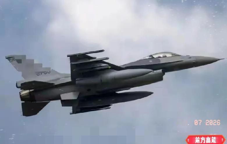 台海有情况！台军一架F-16战机6日晚19时29分突然从雷达上消失。飞行员辛柏毅