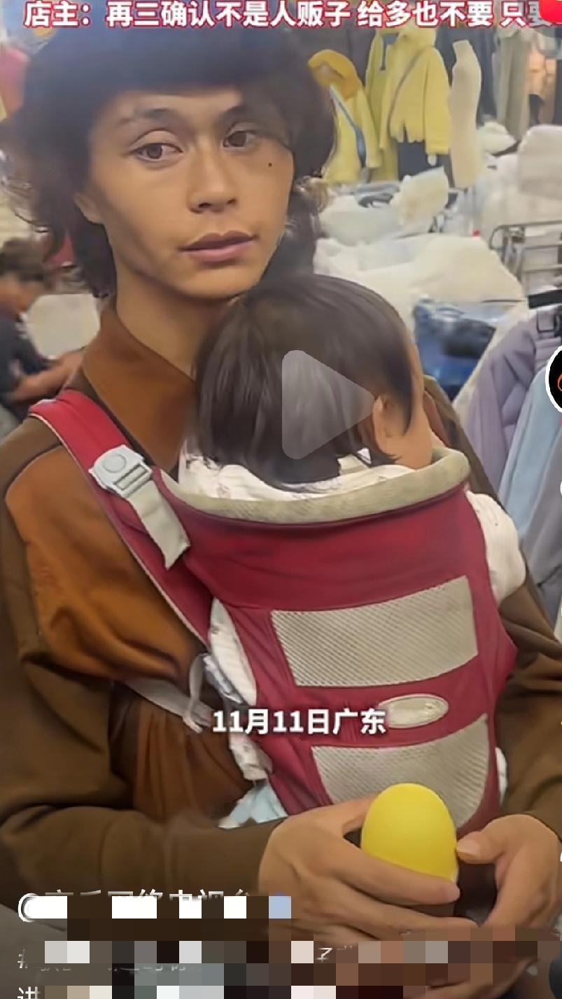 男子背着孩子进店要10元钱给孩子买奶粉，因为带着孩子找不到工作，只能挨家挨户要1