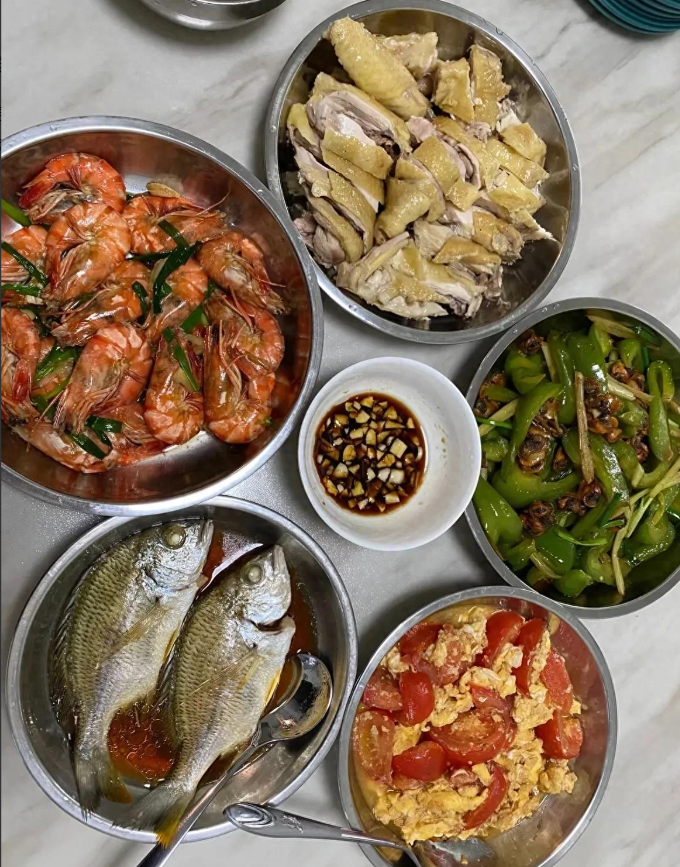 每天晚上100块钱伙食费，你们是愿意自己下厨呢？还是出去下馆子呢？