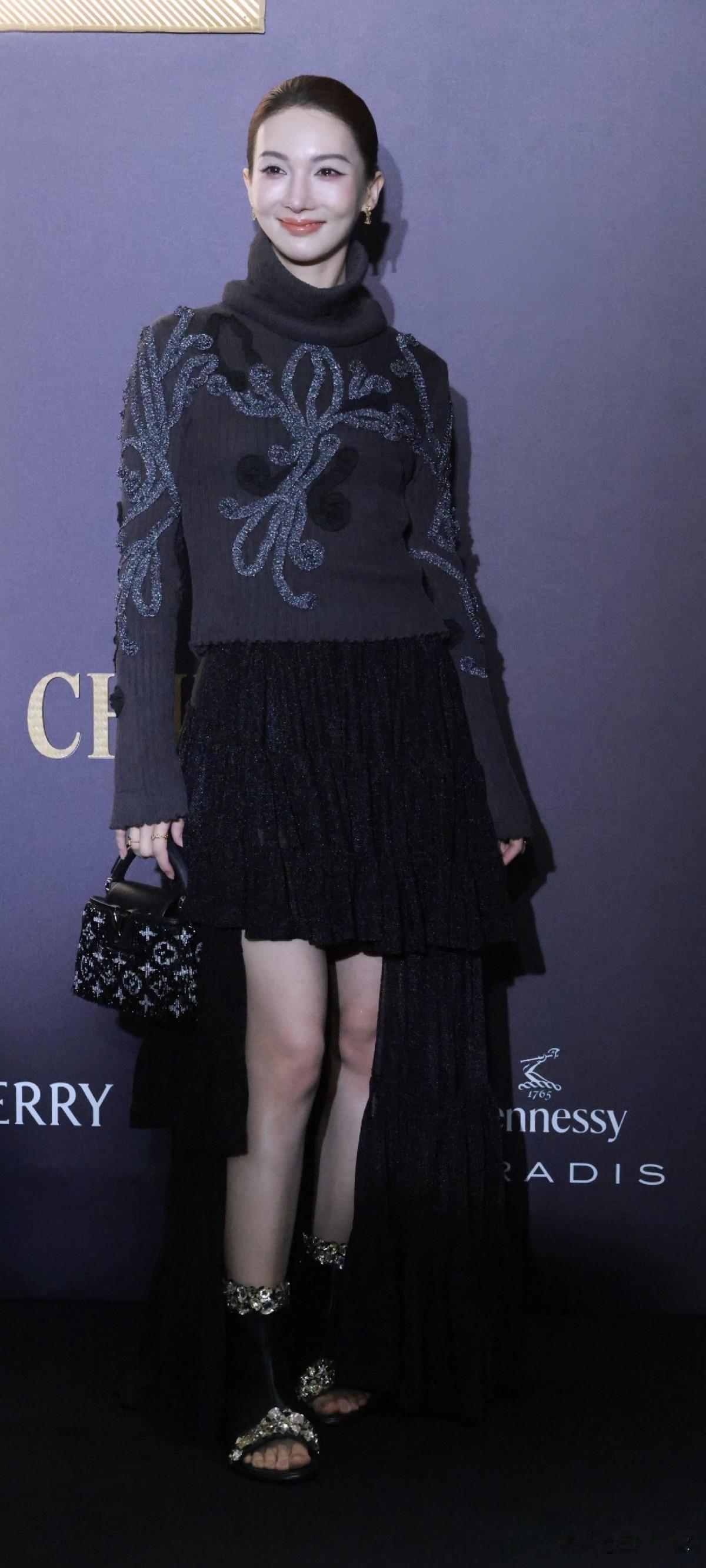 T风格论坛，红色下眼影诶，这个暗黑感妆容真的很有个性，红色下眼影也太抢镜了吧！