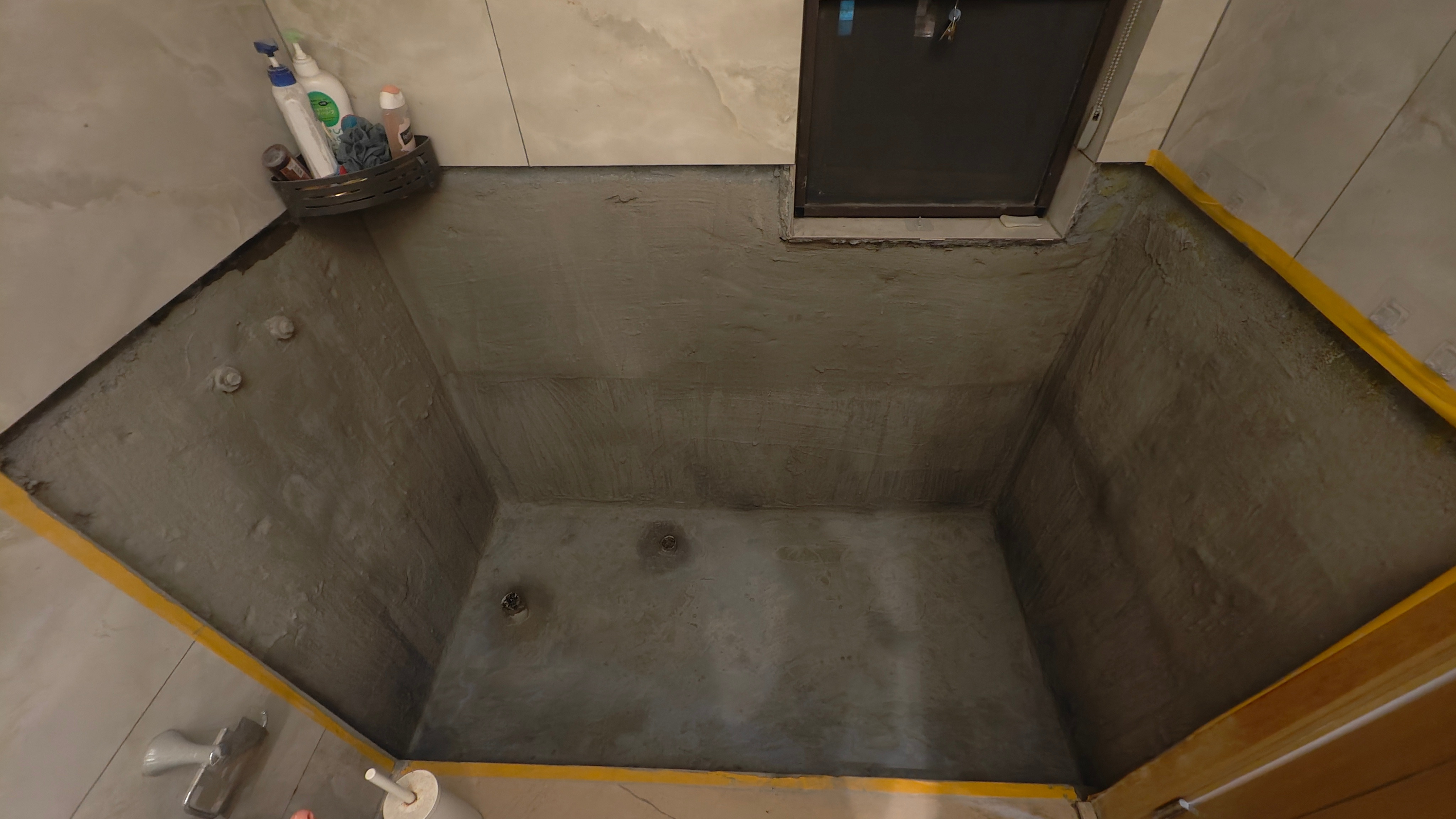 终于把家里的浴缸给拆了！准备改成淋浴。但是问题来了，一样的瓷砖配不上了，这配色该