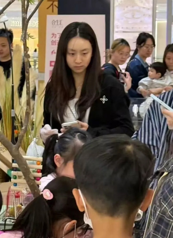 田亮女儿森蝶纯素颜逛集市，身材修长不说，小头小脸也很上镜，小姑娘纠正了嘴形之后更