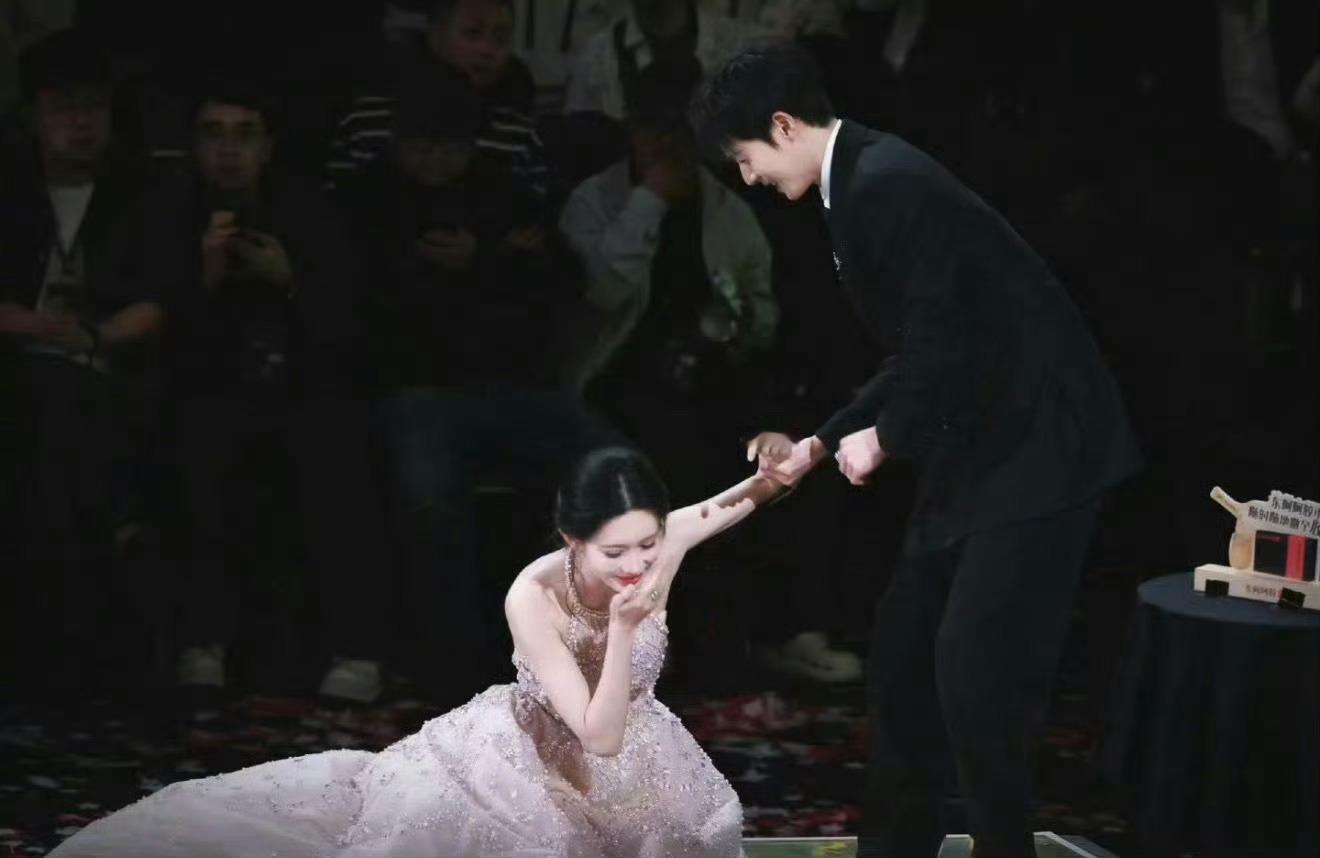 孟子义摔出了神图虽然摔了但是好美啊啊啊还是注意安全哈！以后都要抓紧小林呀祝尚公主