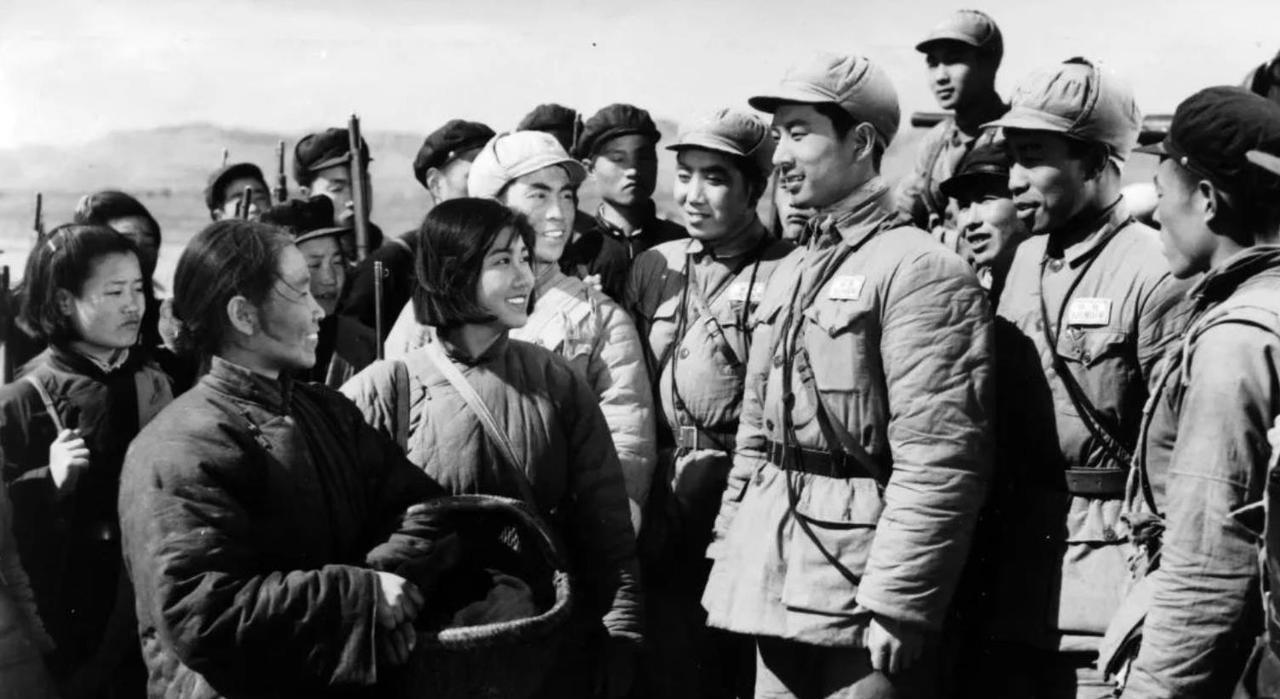 1954年夏，原江西军区司令轻车简从，回到坝南村老家探亲。1位故友的遗孀找来，对