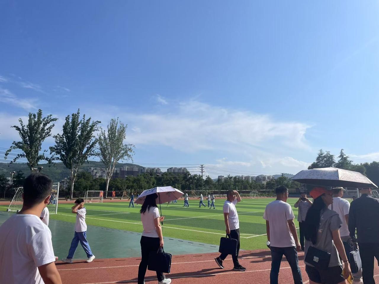 两位老师退休时的做法有点大不相同啊。张老师退休前一两个月时间就不来学校了，办理退