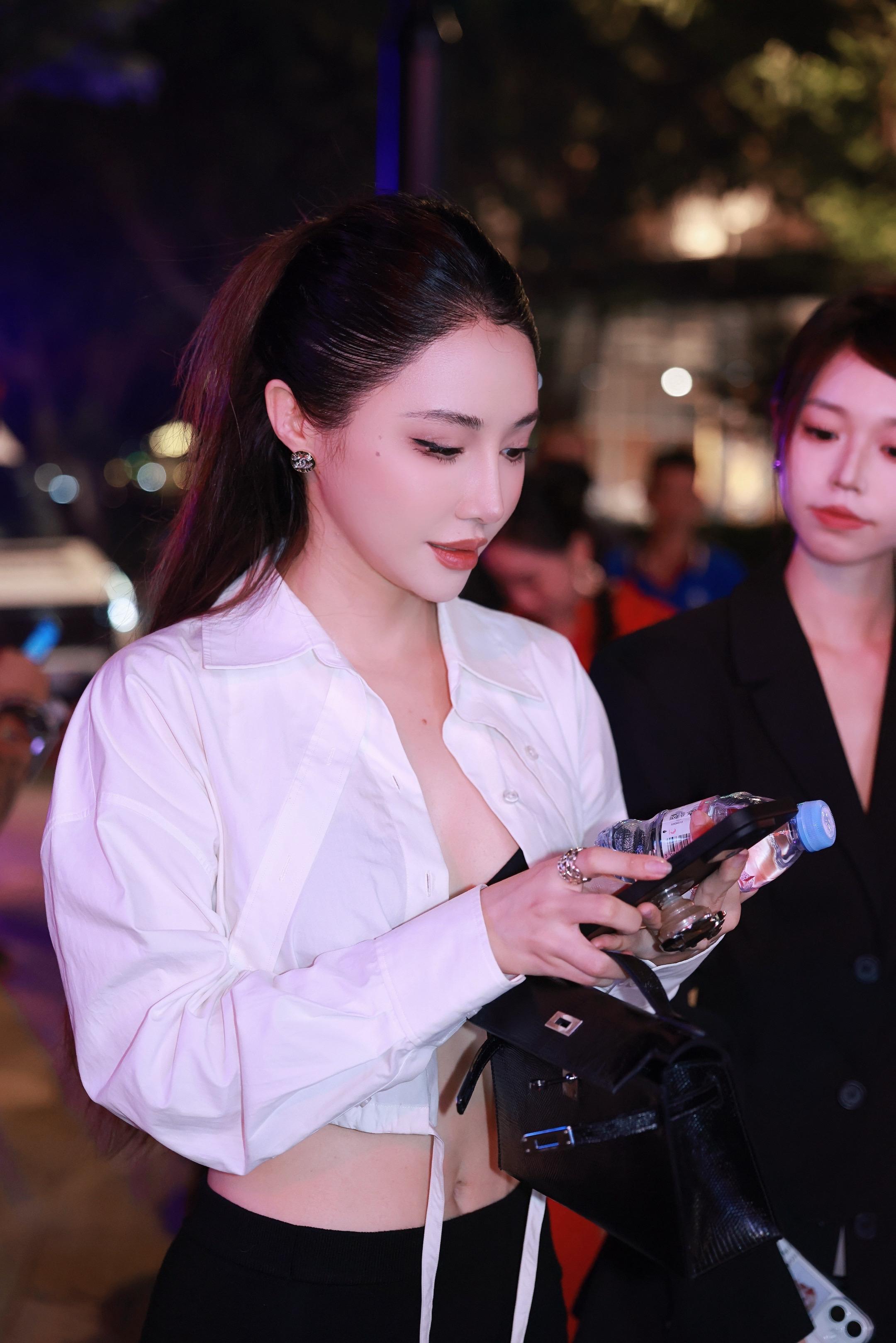 女性魅力 街拍小姐姐穿搭 又酷又飒 炸街女孩 上海时装周