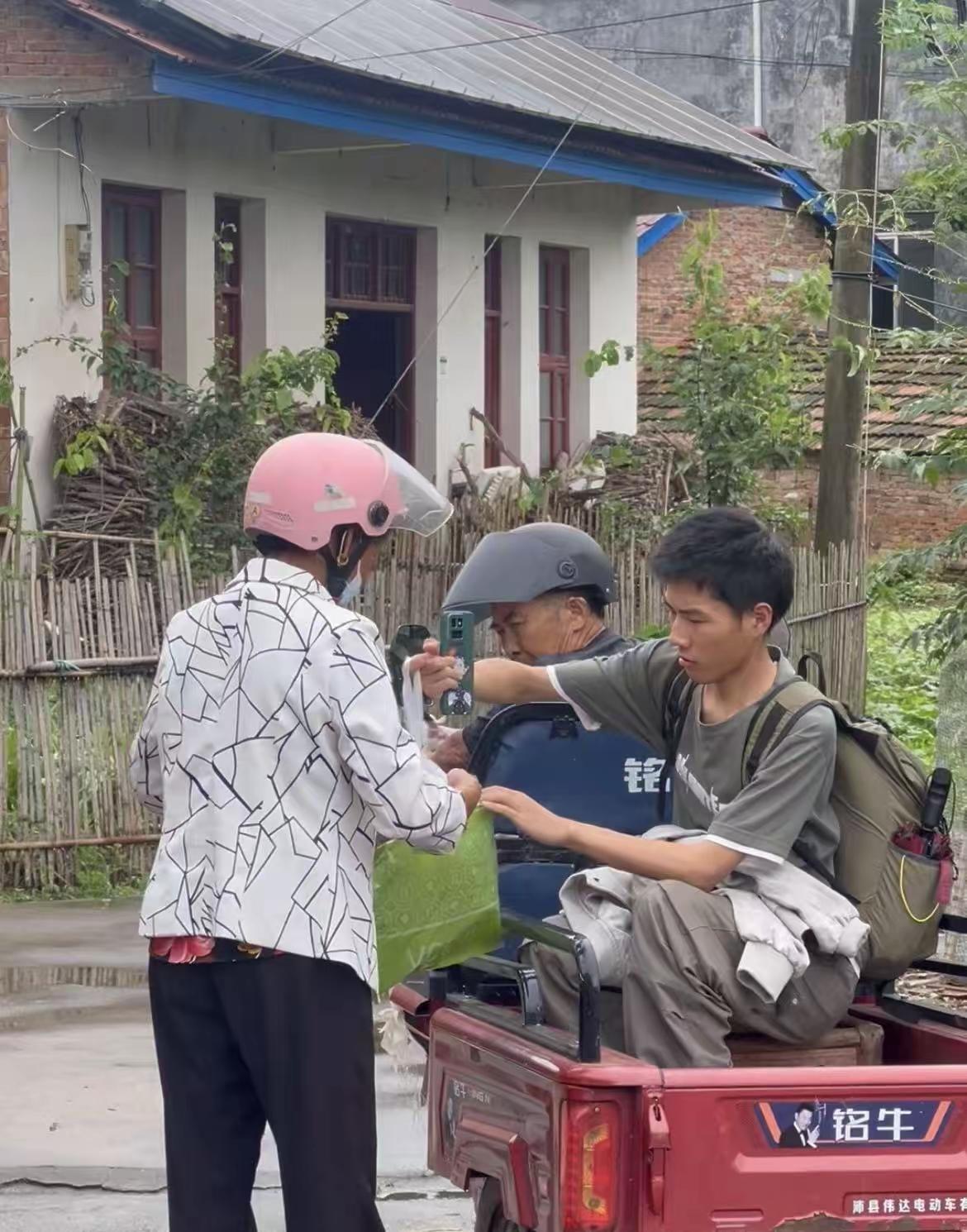 3岁妈走了，7岁爸走了。湖南常德18岁男孩左力，在伯伯家一住就是11年。刚高考完