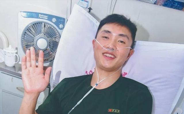 退伍军人尹文杰挺身而出抓小偷，本已经控制住对方的他，在看到小偷的面孔后，顿时愣在