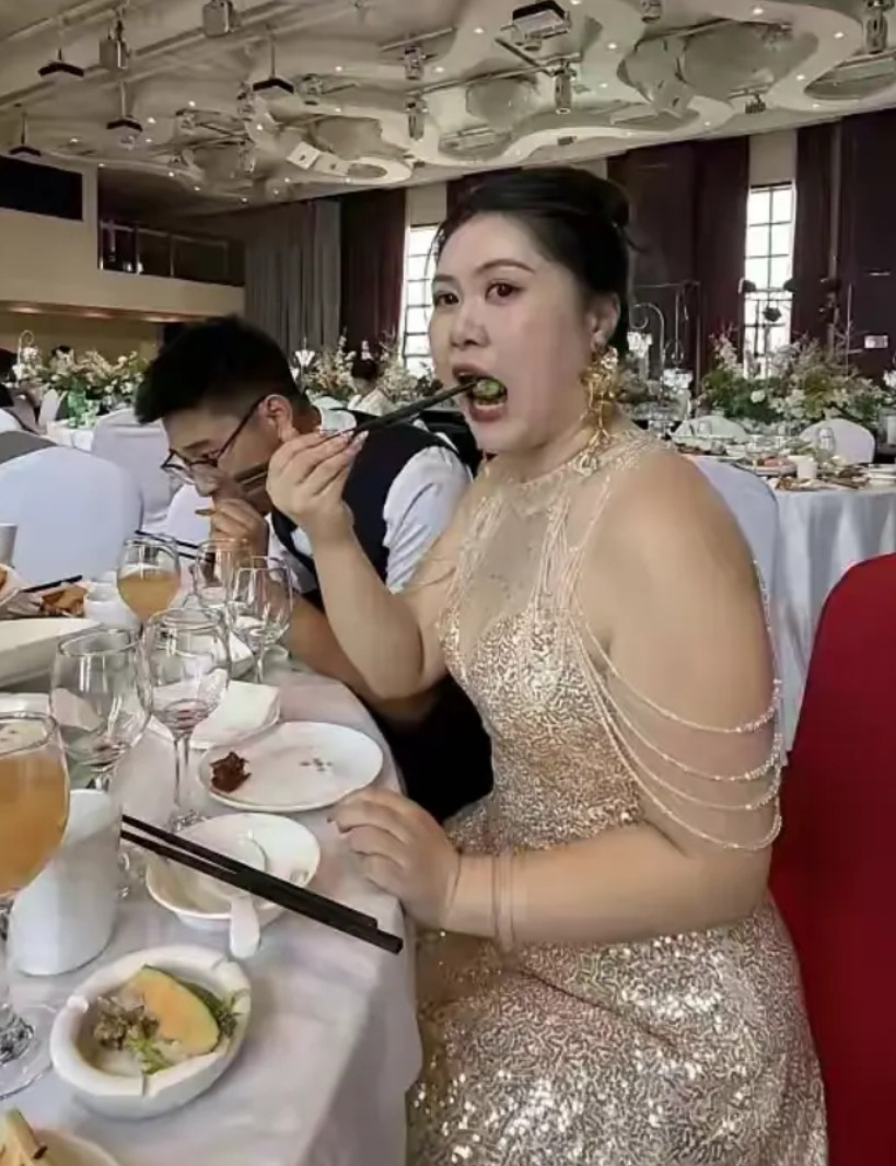 婚礼散场后，新郎新娘补充能量，看着新娘的吃姿，你觉得新郎今后会幸福吗？