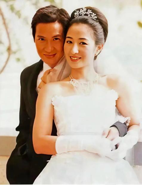 1993年，张家辉在女友关咏荷的别墅洗了个澡后，出来就提分手，关咏荷不解忙问原因