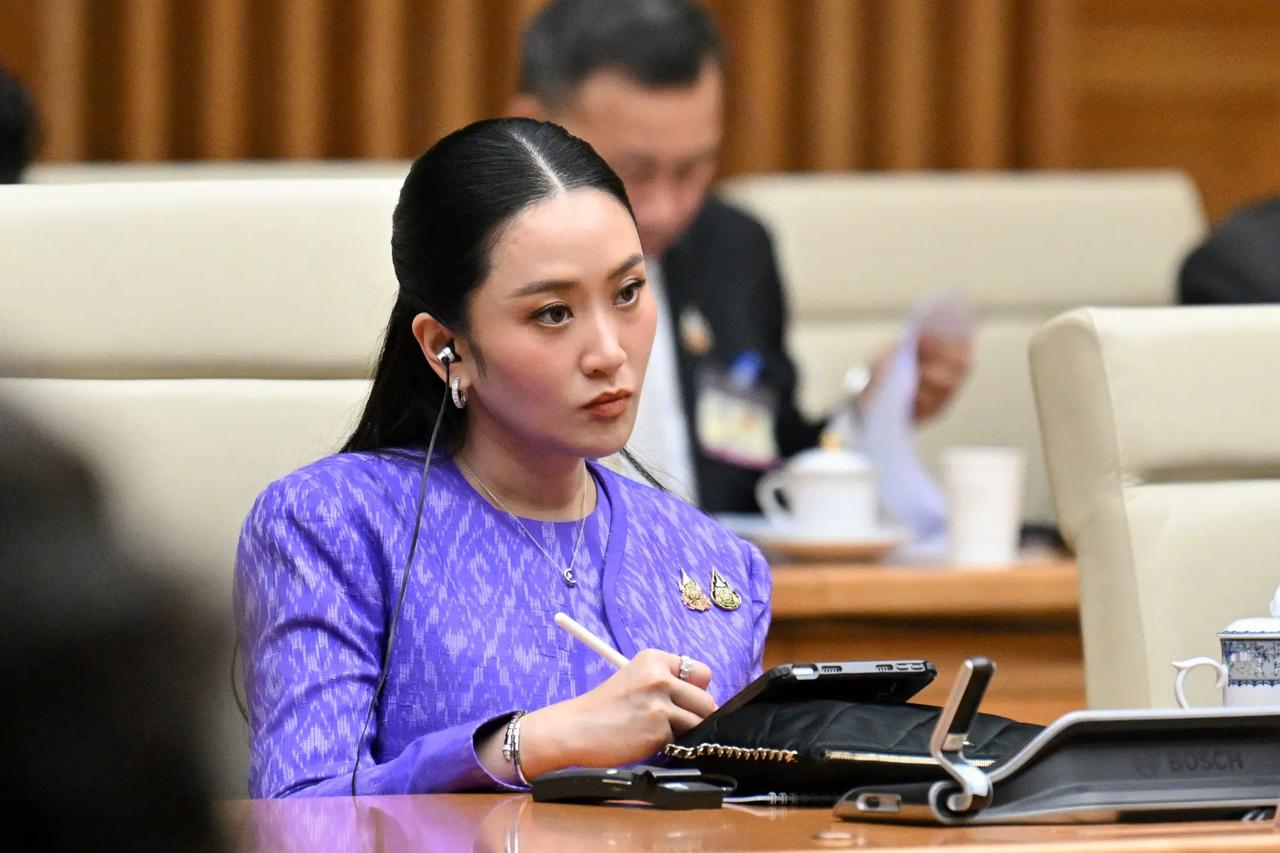 泰国总理佩通坦被解职，他信家族再次被军方击败，想要翻盘似乎只有一条路可走！泰