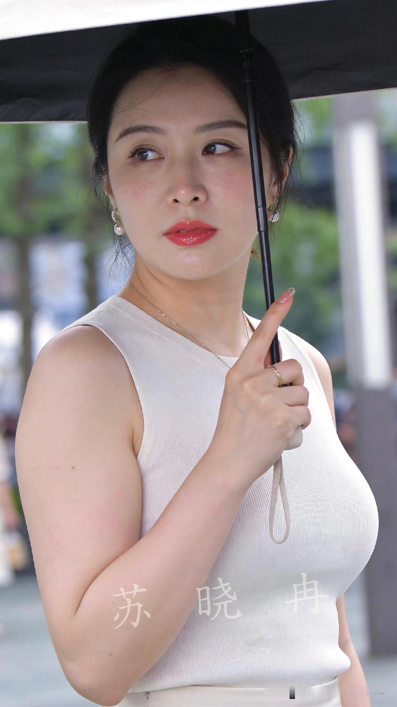 上班路上偶然一瞥，明白何为瑕不掩瑜✨上班路上看见这位撑伞女士。现实没有美颜滤
