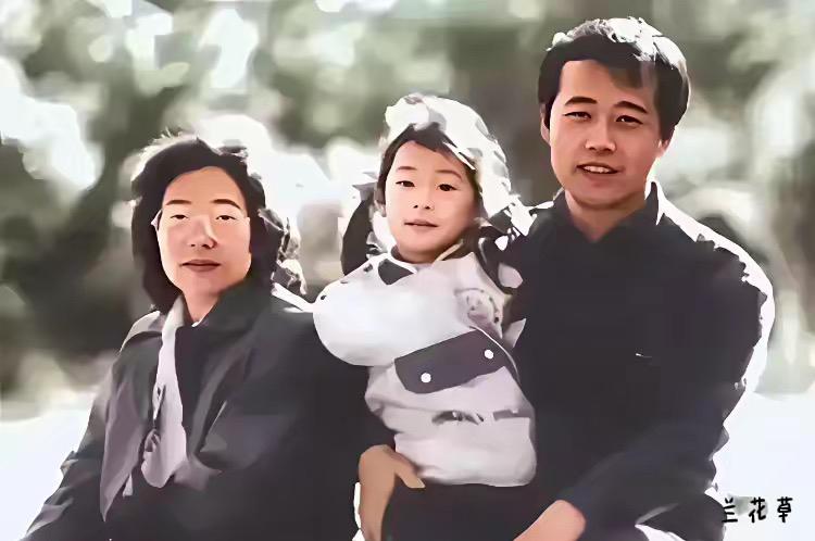 万科老总王石上世纪八十年代和前妻及女儿的温馨合影照。对比现在，王石的变化太