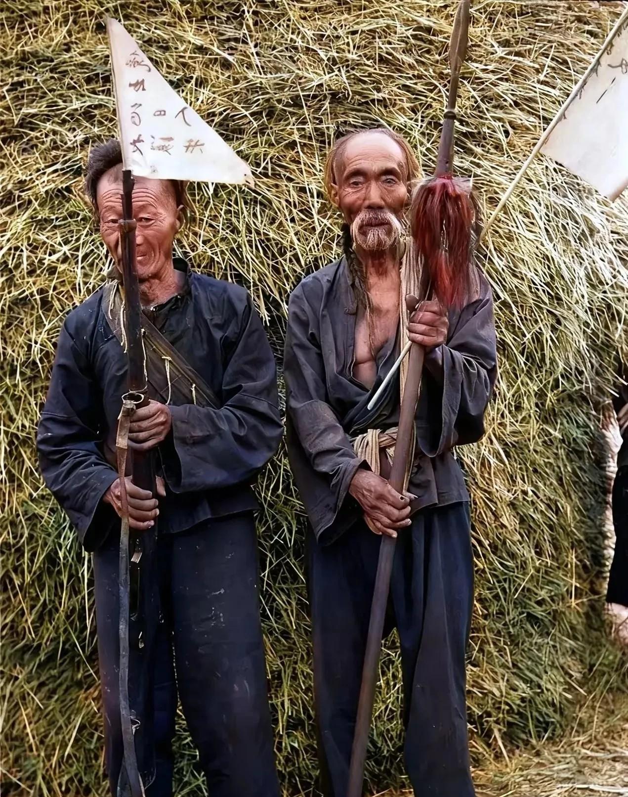 这是一对抗战时期的父子，父亲是当年曾经参加过扶清灭洋的义和团。日军侵华时父亲已经