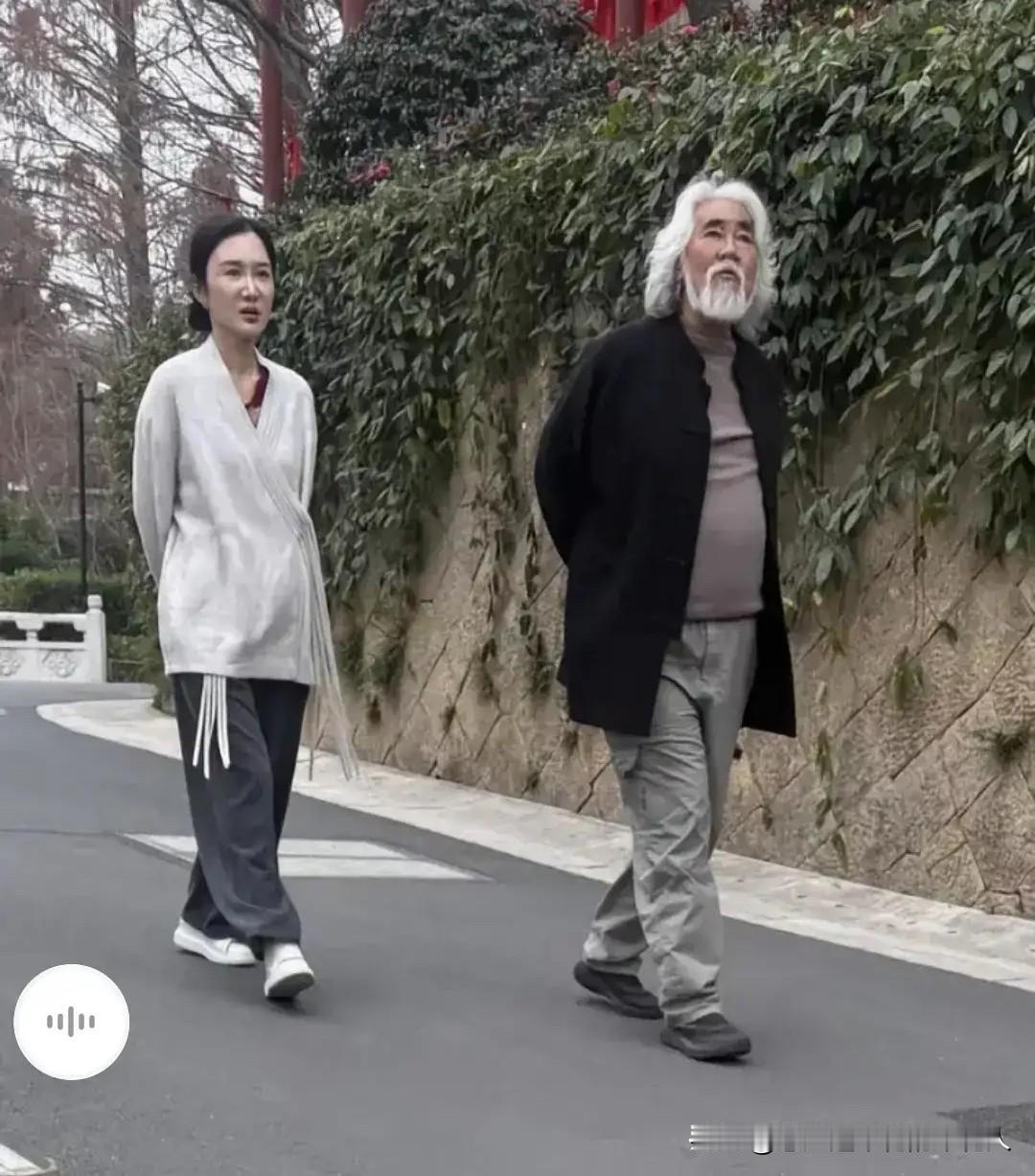 近日，张纪中与妻子杜星霖同游杭州径山寺的画面被网友拍到。74岁的张纪中与43岁