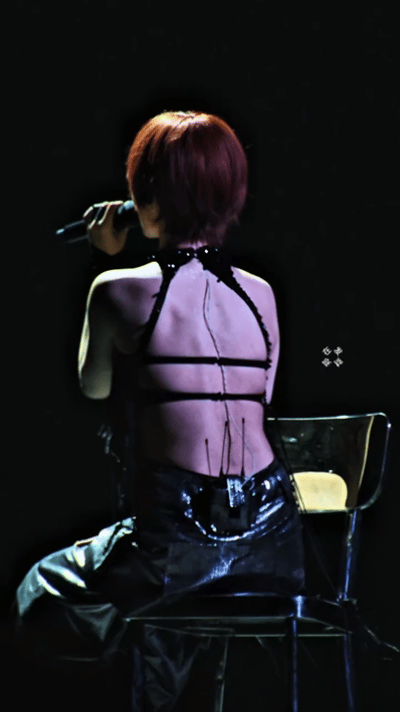 杨丞琳无语她表演舞台展示绝美后背网友却只想给她拔火罐[笑着哭][笑着哭]