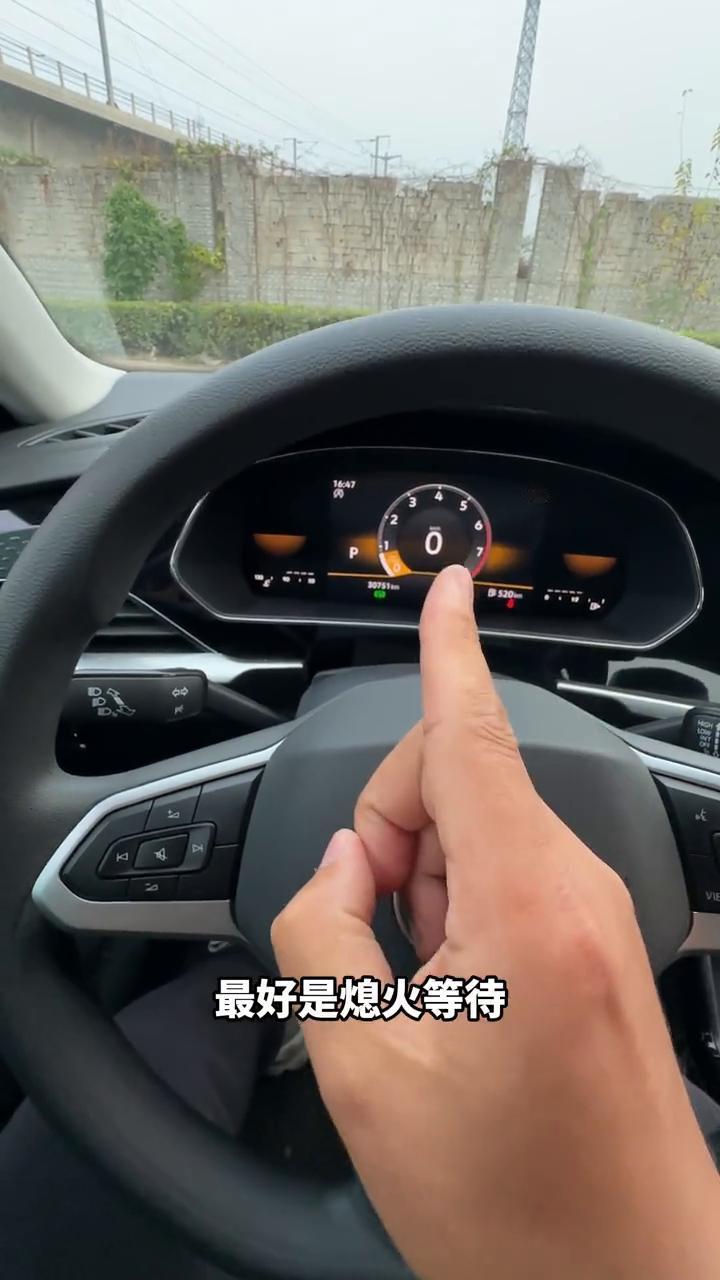 汽车知识：90%的司机都有的开车坏习惯。90%的车主都有的停车坏习惯，就是停车