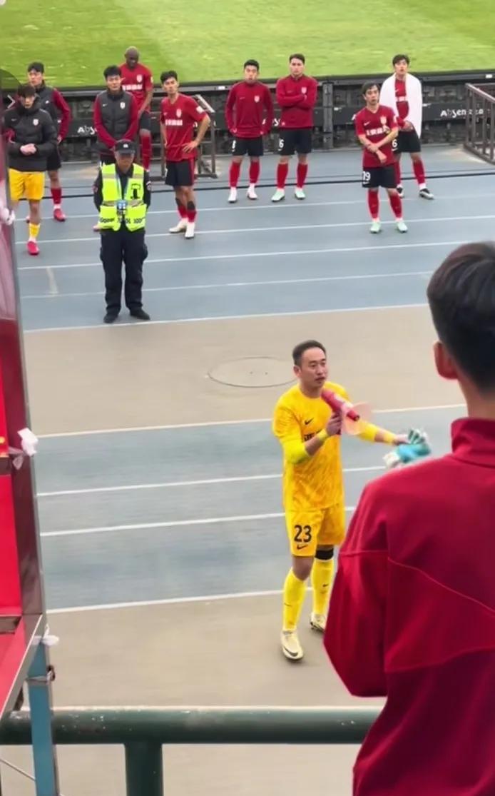 为何亚泰谢场谢晖不来解释输球原因，而让门将来解释？而上轮海牛赛后谢场从老总到主帅