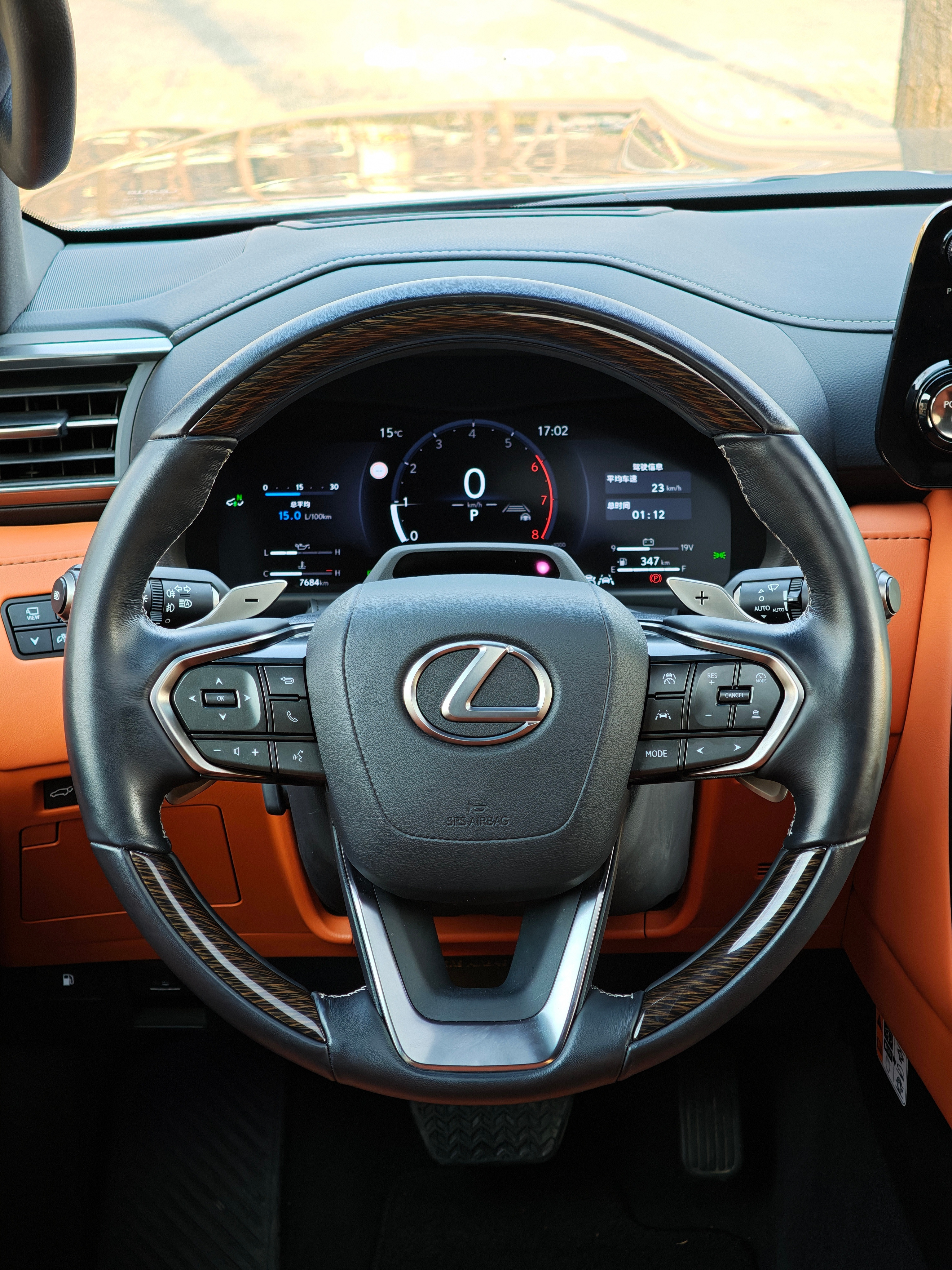 作为一台带大梁的越野车，雷克萨斯LX700h的行驶质感出乎意料的高级液压悬架非常