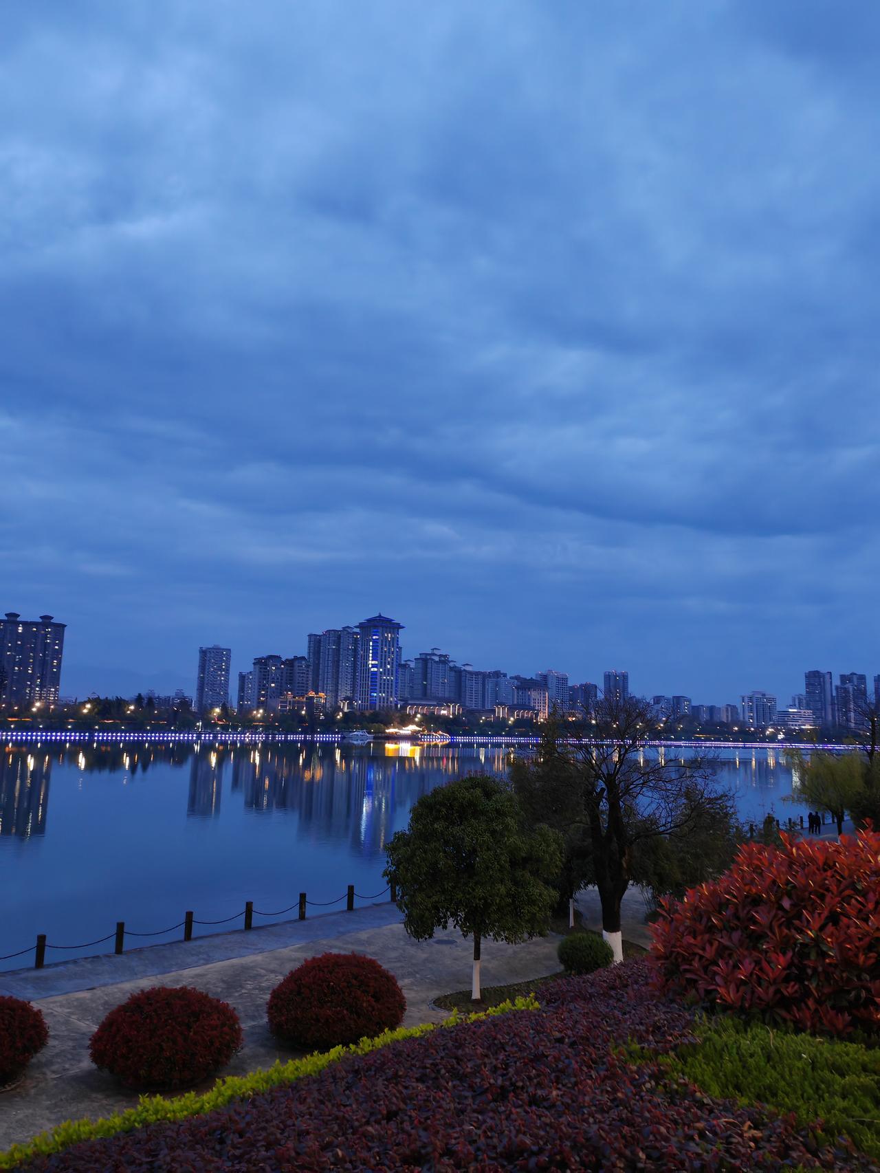 我的邻居，真的是一个好奶奶。老邻居一家，日子过得朴素却满是温情。奶奶年轻