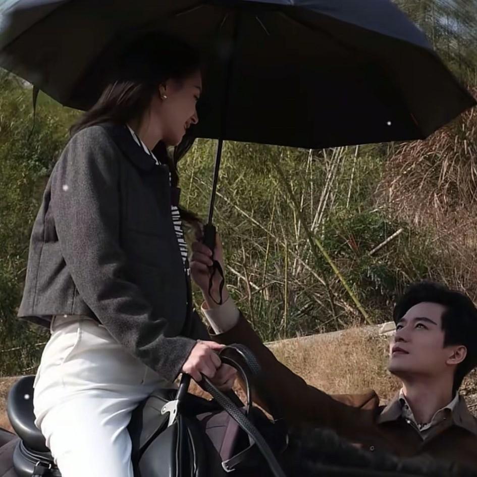 看见王皓祯这个眼神了吗？说他没因戏生情谁信啊明明是在走戏，剧本上也没有男主给