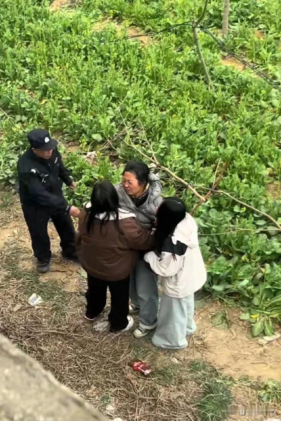 昨天刷到了，说是小两口吵架，男的跳了，他妈也在旁边，两人都没拉住他二十岁的年纪