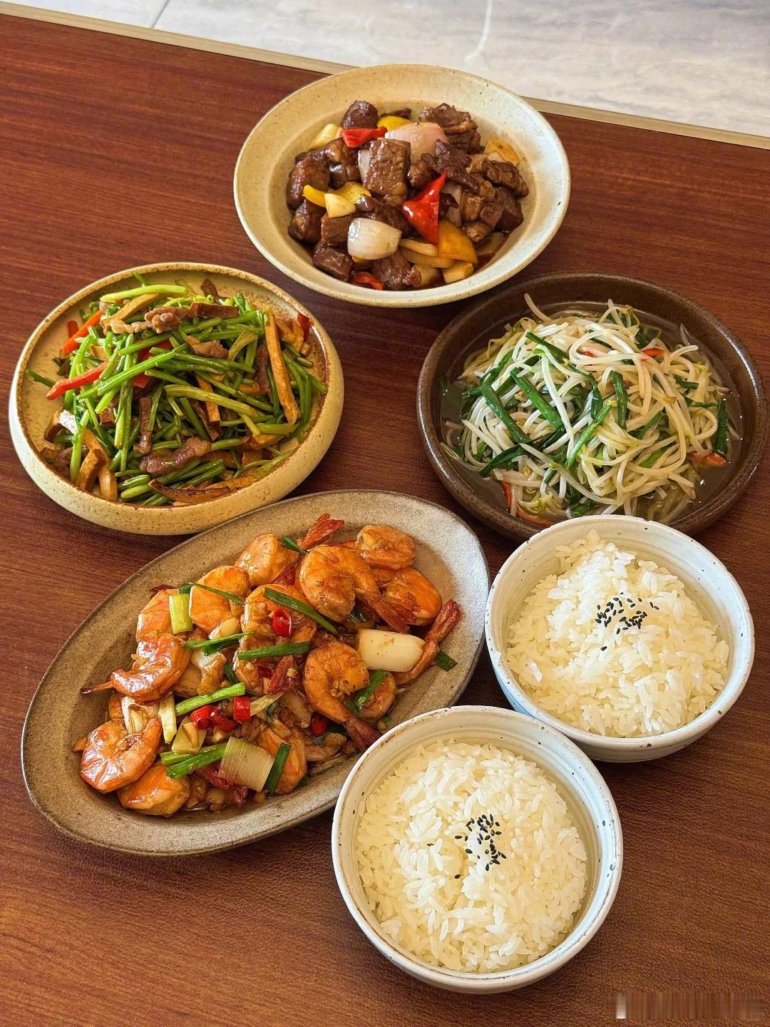 今日的晚餐我会给你参考呀！蒜香大虾清炒豆芽芹菜豆干炒肉丝彩椒蒜香牛肉粒