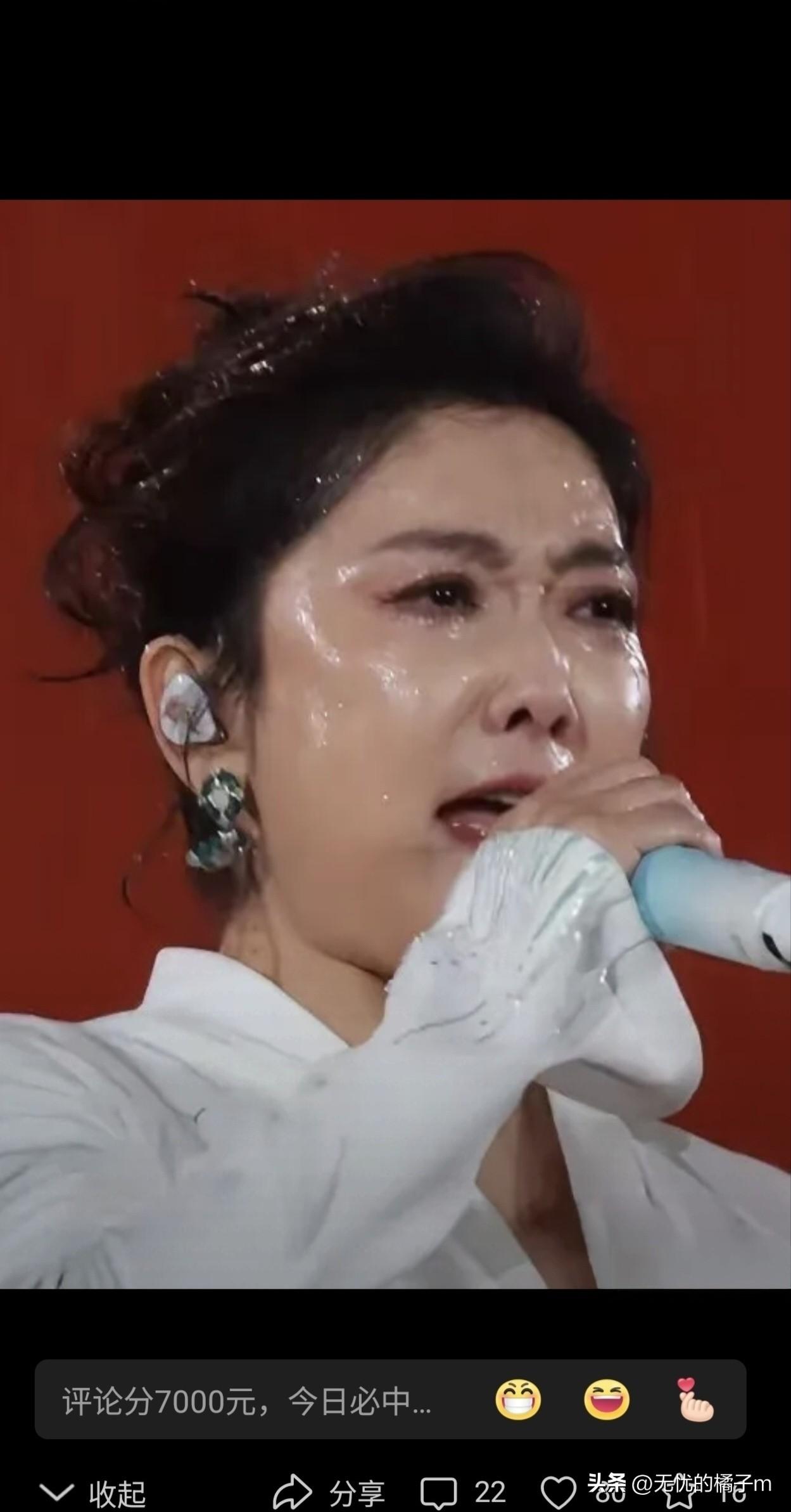 汤鸡的玲花底妆却依然毫发无损，这也是让人惊讶的玲花和曾毅两个人在台上唱歌，台