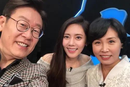 韩国总统候选人李在明，竟被钢琴老师老婆金惠景initially看不上？这反