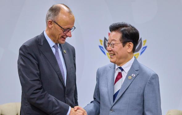 在南非举行的G20峰会期间，德总理向韩总统提问：“很好奇韩国怎么看待中国？” 