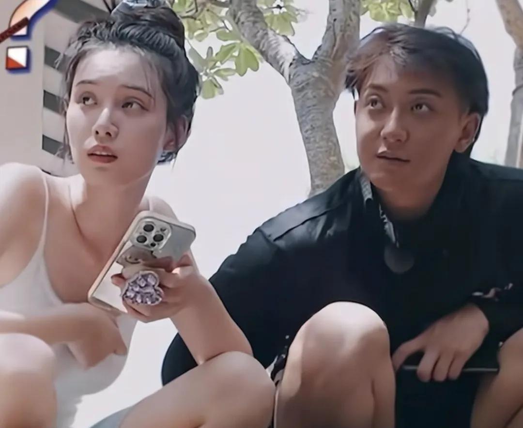 黄子韬和徐艺洋两个人蹲在池边看鱼，看了一会儿，结果准备起身离开的时候，没走两步呢