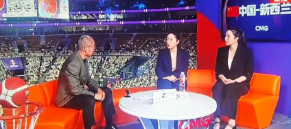 邵婷是我非常喜欢和尊重的女篮球员和队长，但在最近两场转播中，他明显是讲话偏颇。每