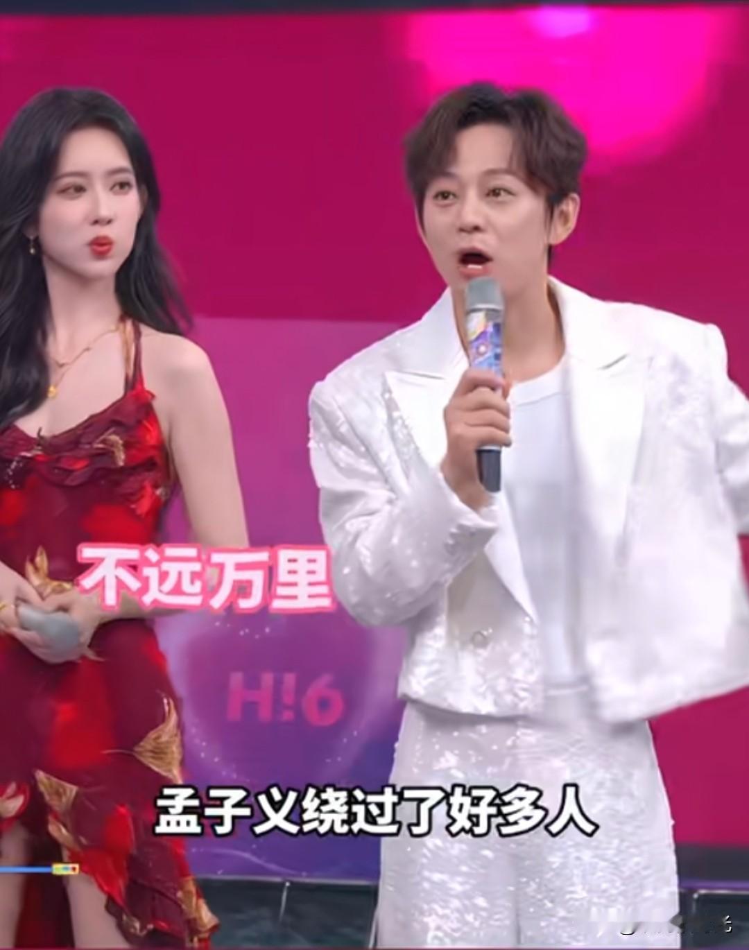 何炅很无奈的吐槽:下午彩排的时候，孟子义绕过好多人跑到我面前给我说了一句话，把我