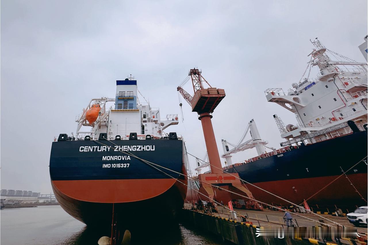 这一次，美军连“洗衣粉”都懒得拿了！直接派登船队强行接管了“世纪”号的驾驶台。这