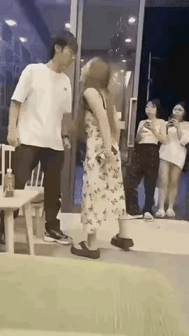 面子上赢就行了，还去吐口水挑衅，彻底激怒了男孩，你这不是找打吗？
