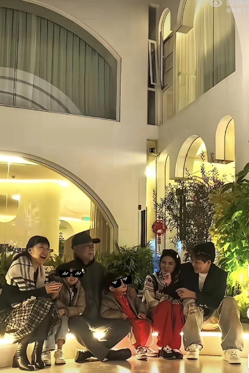 苏醒一家六口出镜，还是第一次看到，怪不得在春节前回应了家里人要做自媒体的事情，这