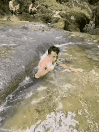 几名男子在山泉里游泳，看到一块大岩石下有一条缝隙，水从石缝里流进，从石洞里翻出来