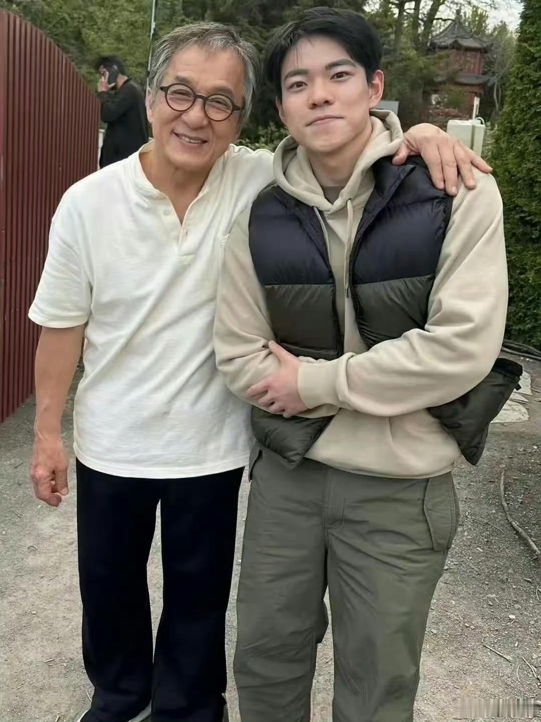 71岁成龙大哥真的越来越老了，还记得小时候最喜欢看他的武打片了。​​​