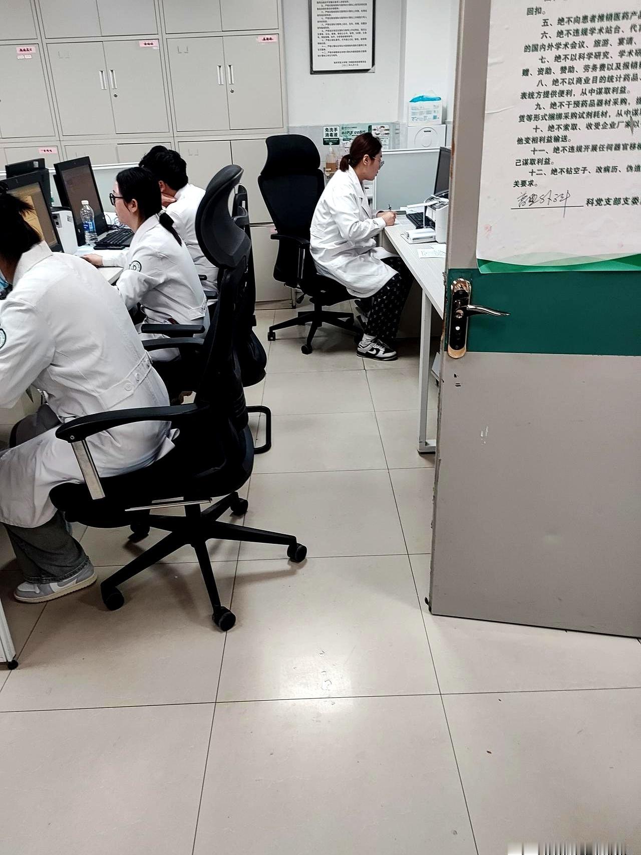 一句“以后二甲及以上只要医学博士”传出来时，很多医学生心里一紧。按这篇预测，博