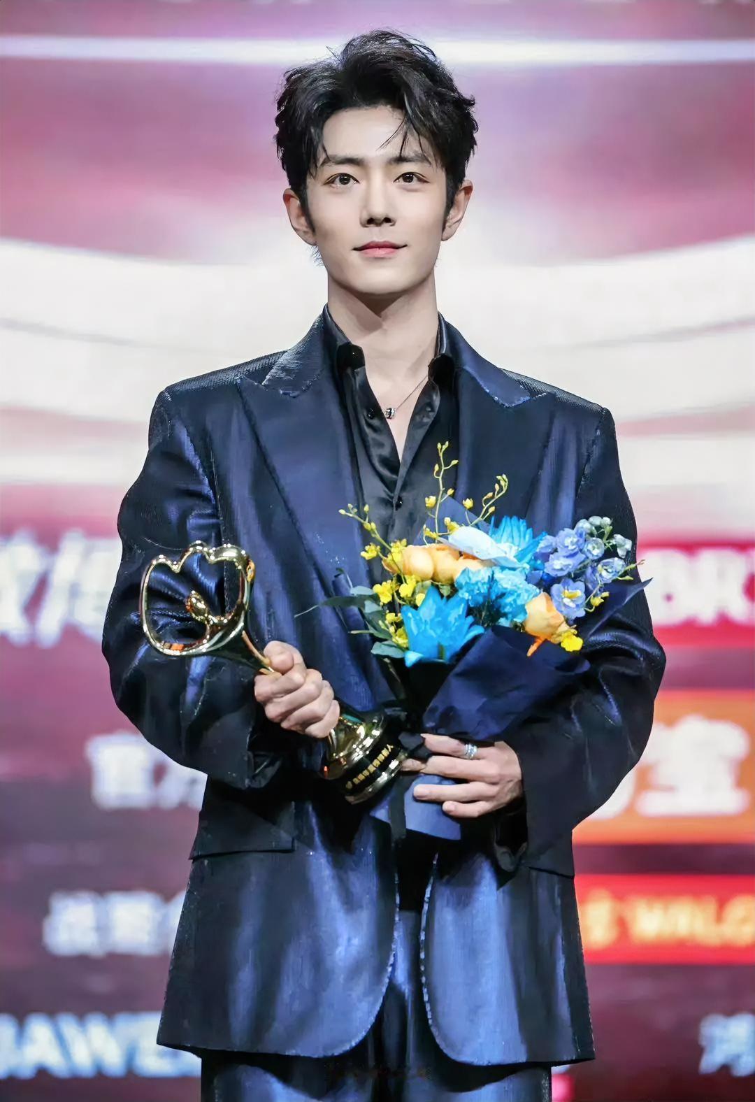 肖战给所有男艺人上了生动一课，就是你可以低调沉淀，也可以高光绽放，但是你不