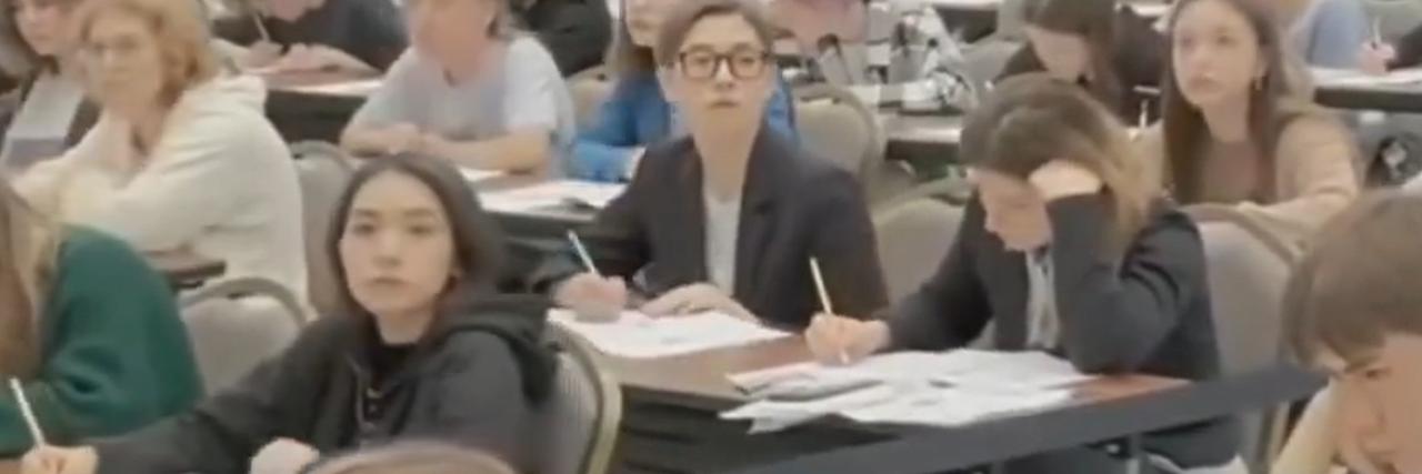 中文十级考试，听力题：老师：小明，你的牙齿真好看。小明：那是假的。老师