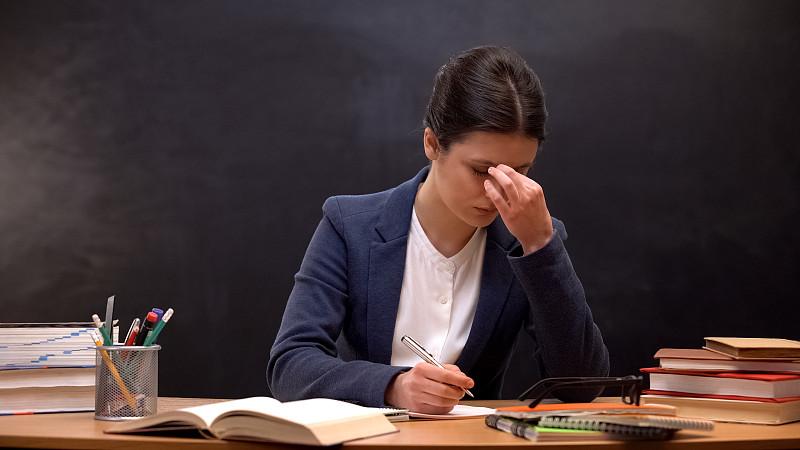 我们学校，班主任清一色45岁往上，年轻老师一个都没有。不是年轻人懒，是你让人