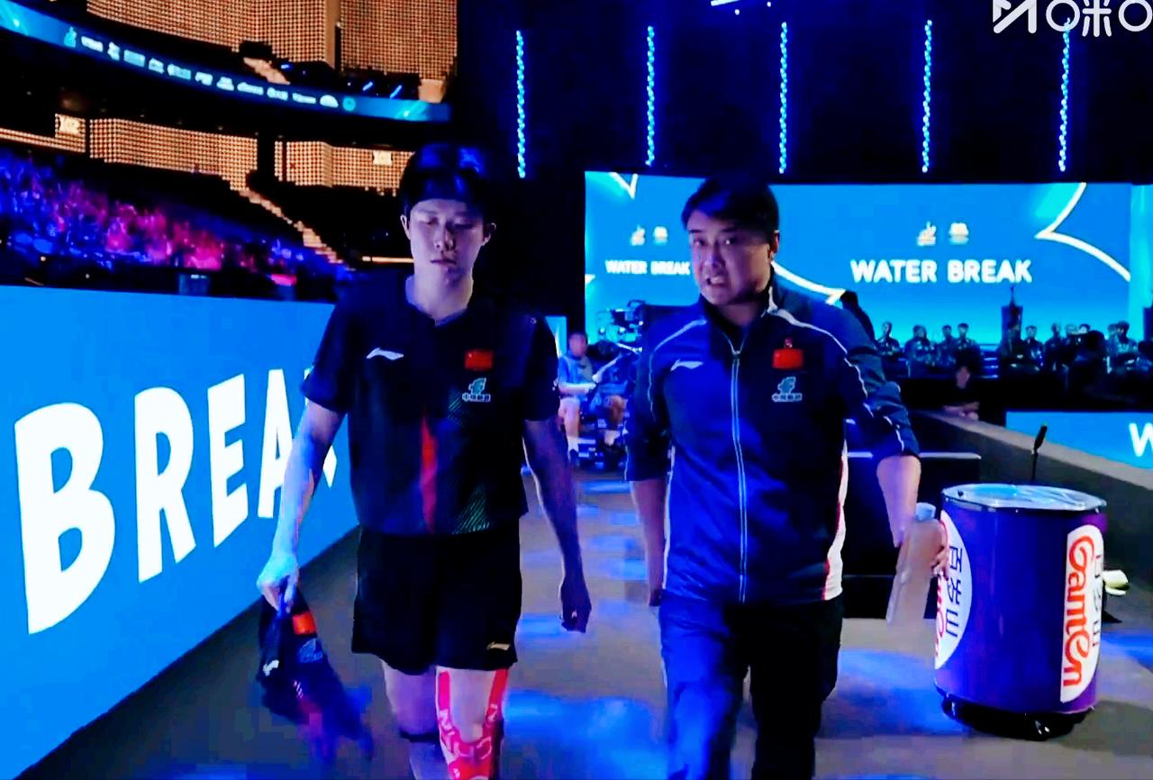 王楚钦换衣服惹争议，其实上一局松岛辉空也换了，只不过没给镜头，但是刘国正已经提