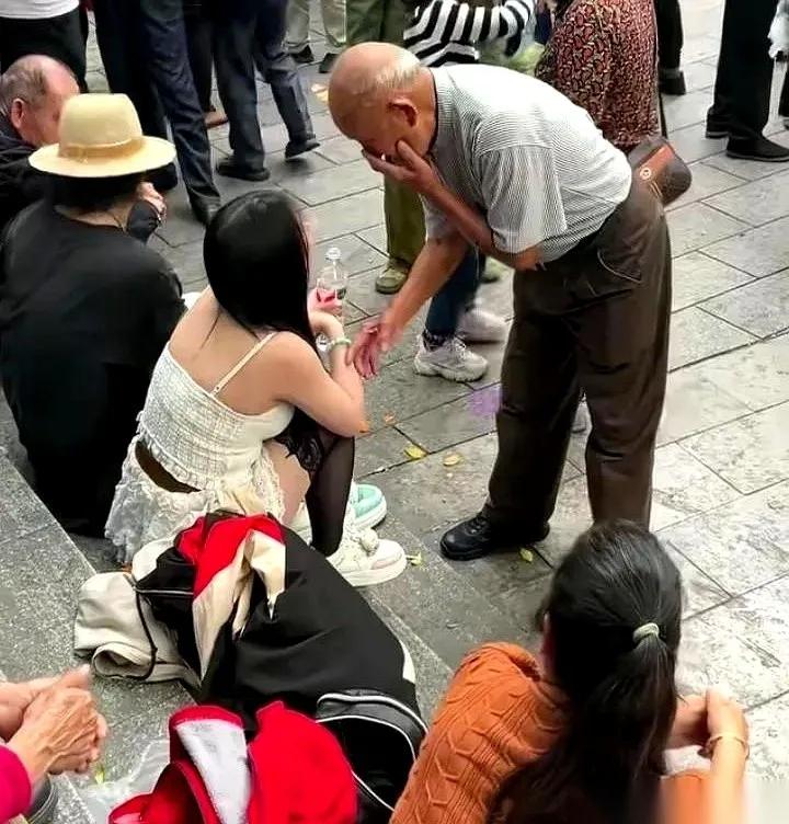 柳州公园。天慢慢黑了，一群身体硬朗的的大爷揣着钱，专找20多岁的女孩跳交际舞。