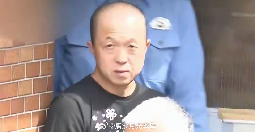 东京电视台报道，去年5月开始，一名叫野村的50岁偷拍男子，他发现了商机：当他发现
