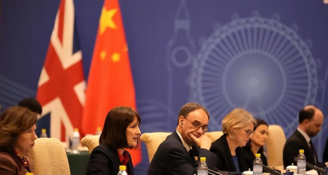 英方在中美谈前突然向中国喊话，美国懵了国际局势风云变幻，